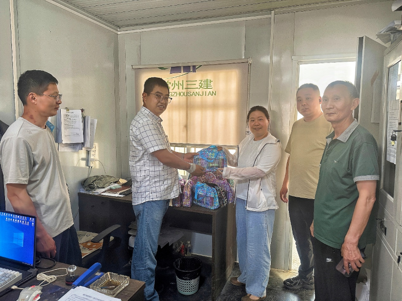 酷暑送清涼 關(guān)懷沁人心| 江蘇宏嘉工程項目管理公司開展高溫慰問活動